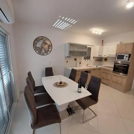 Spacious 3 Bedroom 50m From Sea 2 Bathrooms 2 Terraces Near