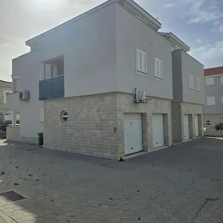 Spacious 3 Bedroom 50m From Sea 2 Bathrooms 2 Terraces Near *