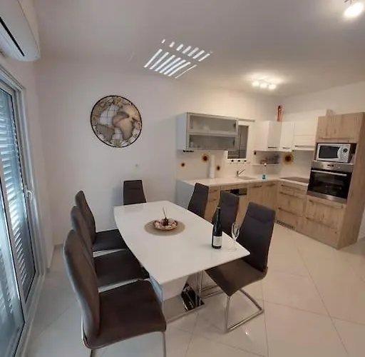 Spacious 3 Bedroom 50m From Sea 2 Bathrooms 2 Terraces Near