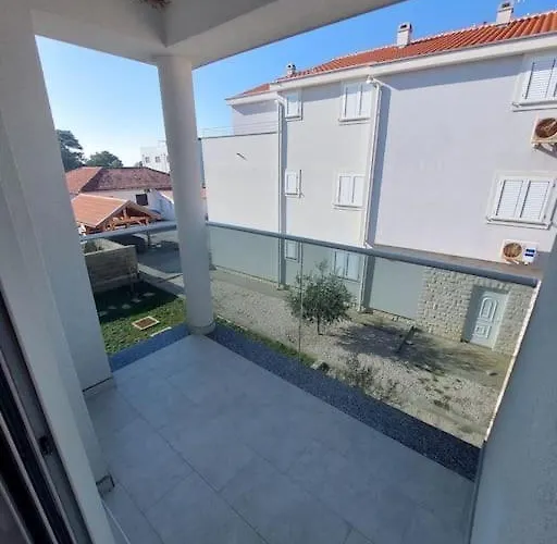 Spacious 3 Bedroom 50m From Sea 2 Bathrooms 2 Terraces Near