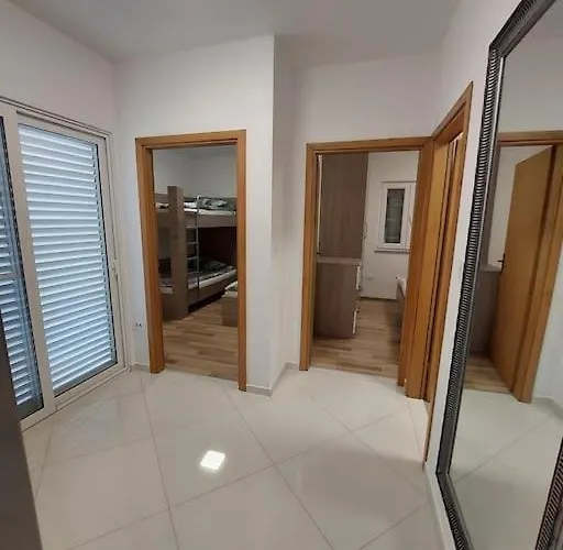 Spacious 3 Bedroom 50m From Sea 2 Bathrooms 2 Terraces Near * Privlaka (Zadar)