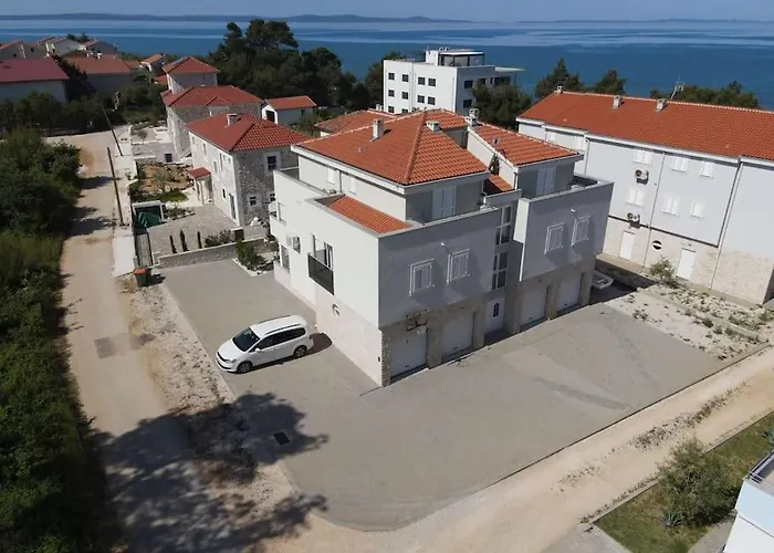 Апартаменты Spacious 3 Bedroom 50m From Sea 2 Bathrooms 2 Terraces Near