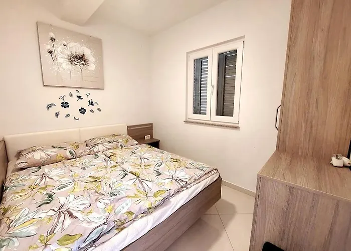 Spacious 3 Bedroom 50m From Sea 2 Bathrooms 2 Terraces Near