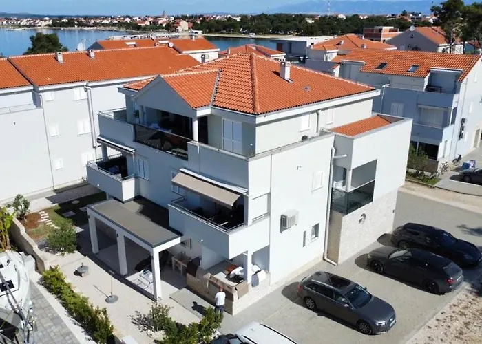 Spacious 3 Bedroom 50m From Sea 2 Bathrooms 2 Terraces Near