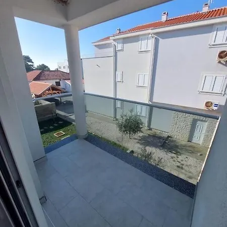 Spacious 3 Bedroom 50m From Sea 2 Bathrooms 2 Terraces Near